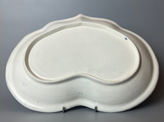 An uncommon late 18thc Caughley heart-shaped dish in "Weir" pattern. C.1785-93