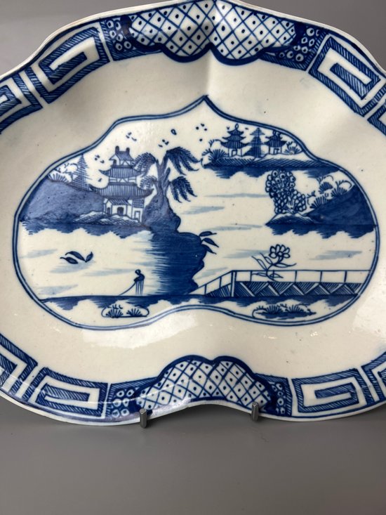 An uncommon late 18thc Caughley heart-shaped dish in "Weir" pattern. C.1785-93