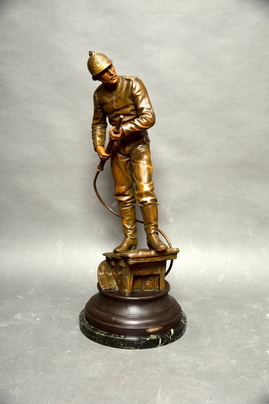 Grande statua del pompiere di Henry Weiss della fine del XIX secolo