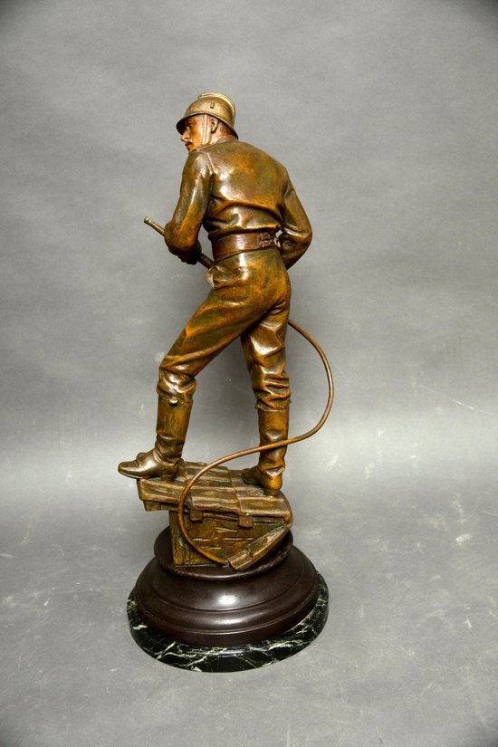 Grande statua del pompiere di Henry Weiss della fine del XIX secolo