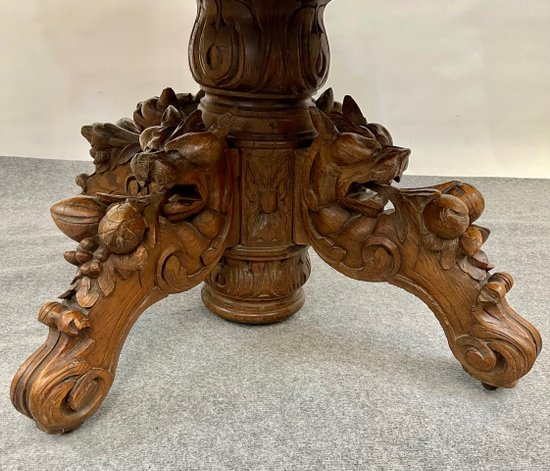 Table de chasse ovale en chêne foret noire à décor de dragon