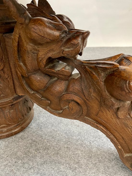 Table de chasse ovale en chêne foret noire à décor de dragon