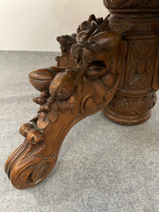 Table de chasse ovale en chêne foret noire à décor de dragon