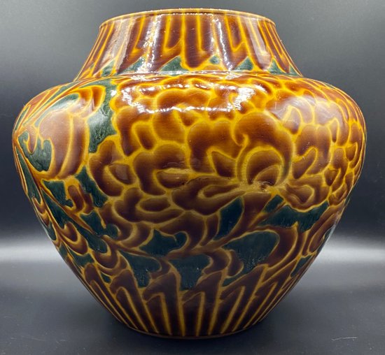 KUTANI PORCELAIN VASE