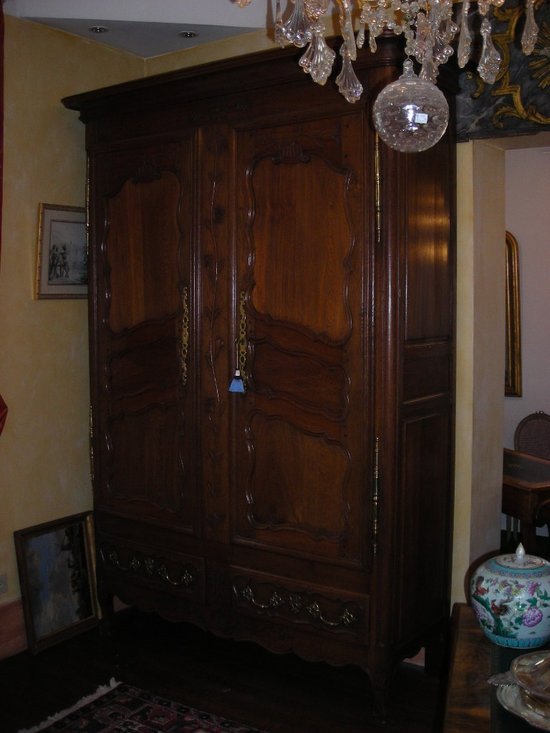 großer Lorraine-Kleiderschrank