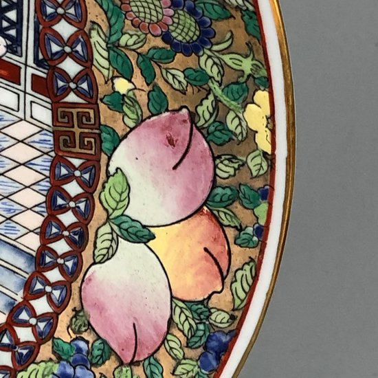 Un bel Qing del XIX sec. Sottopiatto Canton Famille Rose, dipinto con scena cortese.