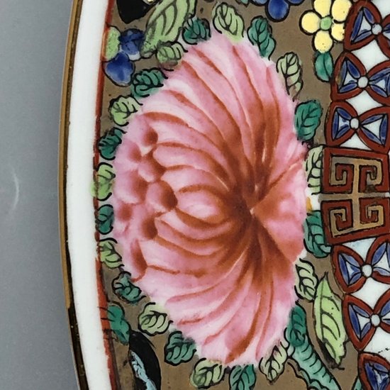 Un bel Qing del XIX sec. Sottopiatto Canton Famille Rose, dipinto con scena cortese.