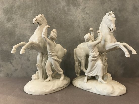 Une Paire De Chevaux En Porcelaine Blanche