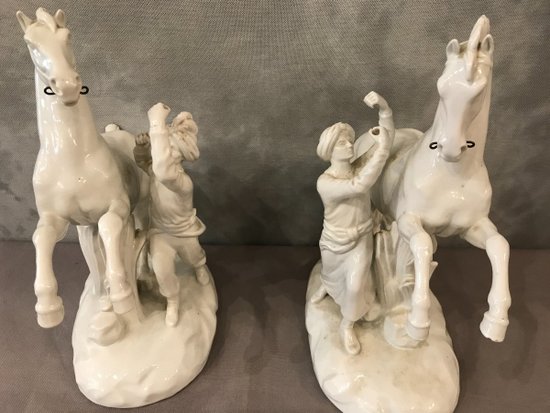 Une Paire De Chevaux En Porcelaine Blanche