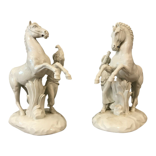 Une Paire De Chevaux En Porcelaine Blanche