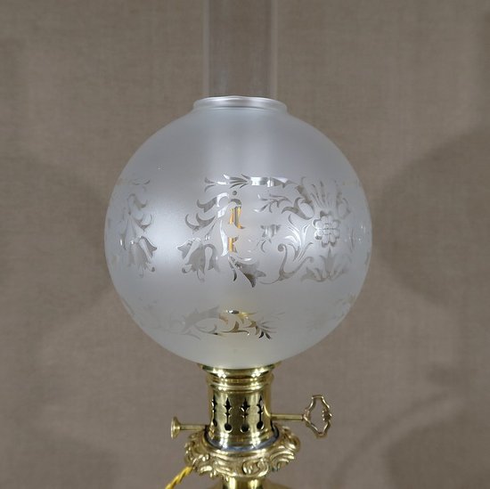 Lampe à pétrole électrifiée, style Louis XVI – XIXe