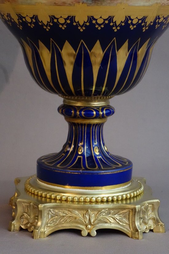Paire De Grands Vases Couverts  de Sèvres 1779