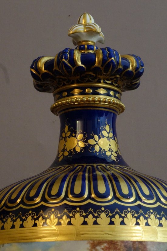 Paire De Grands Vases Couverts  de Sèvres 1779
