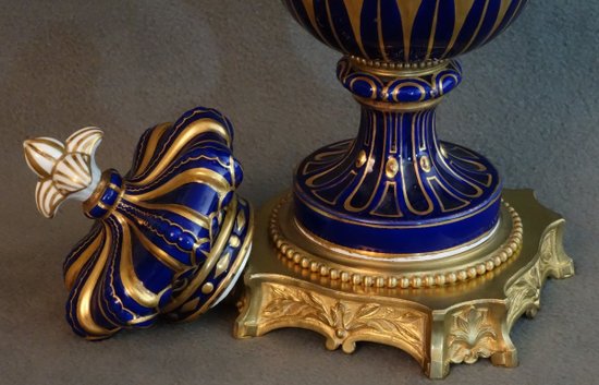 Paire De Grands Vases Couverts  de Sèvres 1779