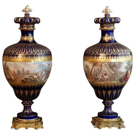 Paire De Grands Vases Couverts  de Sèvres 1779