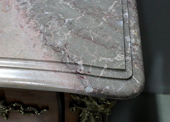 Commode Tombeau en Acajou Blond, style Régence – Milieu XXe