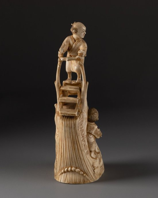 Okimono En Ivoire. Japon, Fin XIXe Siècle