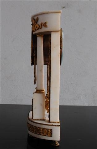 Portico-Uhr aus der Directoire-Zeit Vergoldete Bronze und weißer Marmor