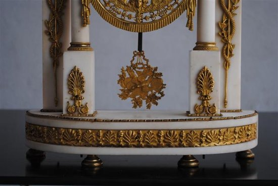 Portico-Uhr aus der Directoire-Zeit Vergoldete Bronze und weißer Marmor