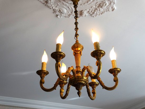 Lustre en bronze doré à 6 feux. Style louis XVI.