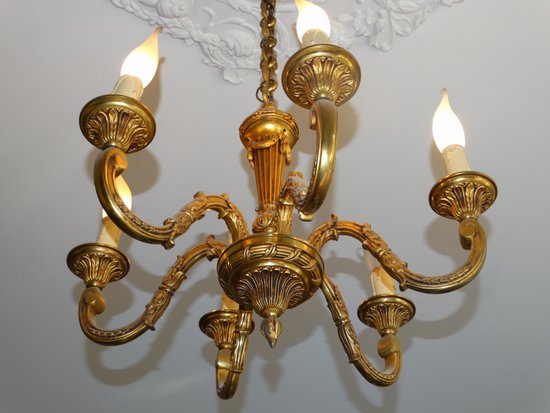 Lustre en bronze doré à 6 feux. Style louis XVI.