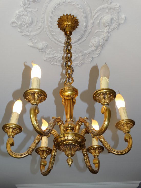 Lustre en bronze doré à 6 feux. Style louis XVI.