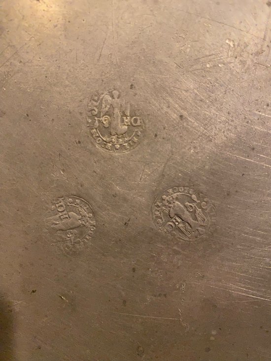 Plat en étain du XVIII° siècle représentant sainte Barbe