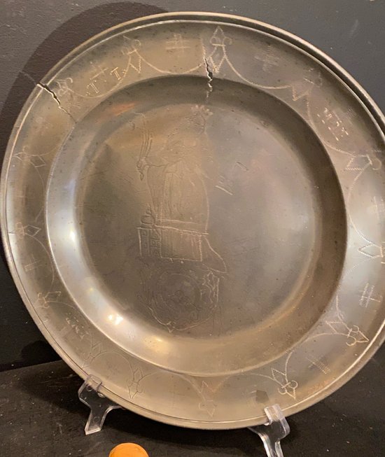 Plat en étain du XVIII° siècle représentant sainte Barbe