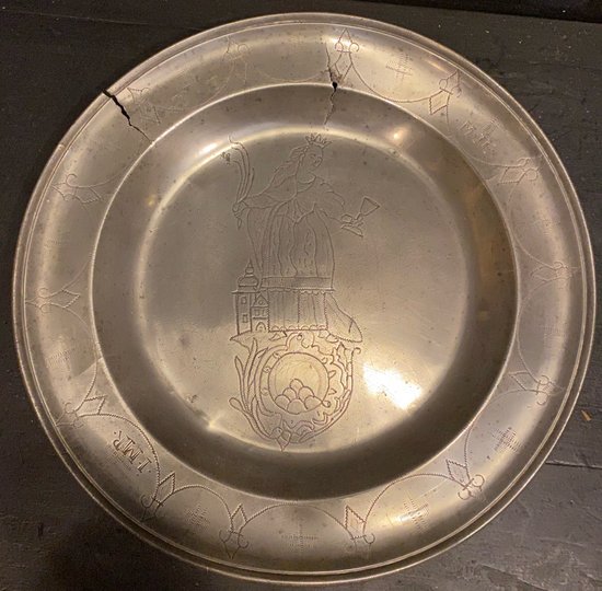 Plat en étain du XVIII° siècle représentant sainte Barbe