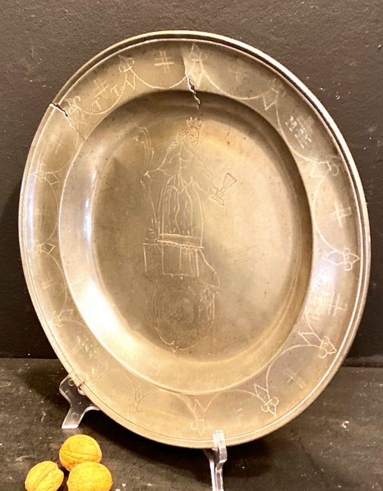 Plat en étain du XVIII° siècle représentant sainte Barbe