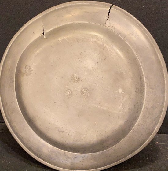Plat en étain du XVIII° siècle représentant sainte Barbe