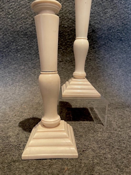 Paire De Bougeoirs En Ivoire, XIXe Siècle
