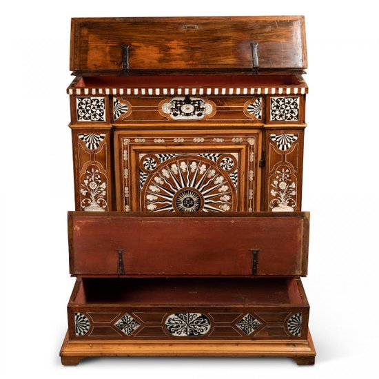 Kneeler Or Kneeler In Walnut. Italy, 17th Century