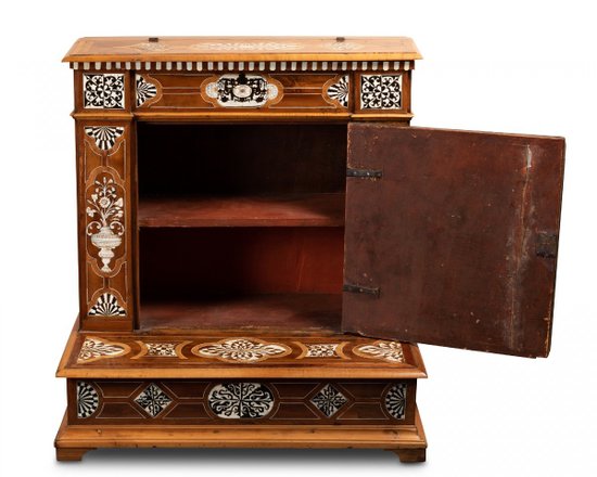 Kneeler Or Kneeler In Walnut. Italy, 17th Century