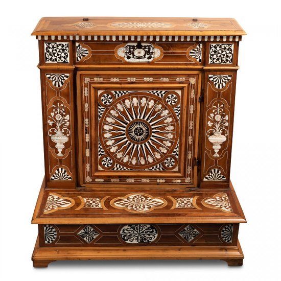 Kneeler Or Kneeler In Walnut. Italy, 17th Century