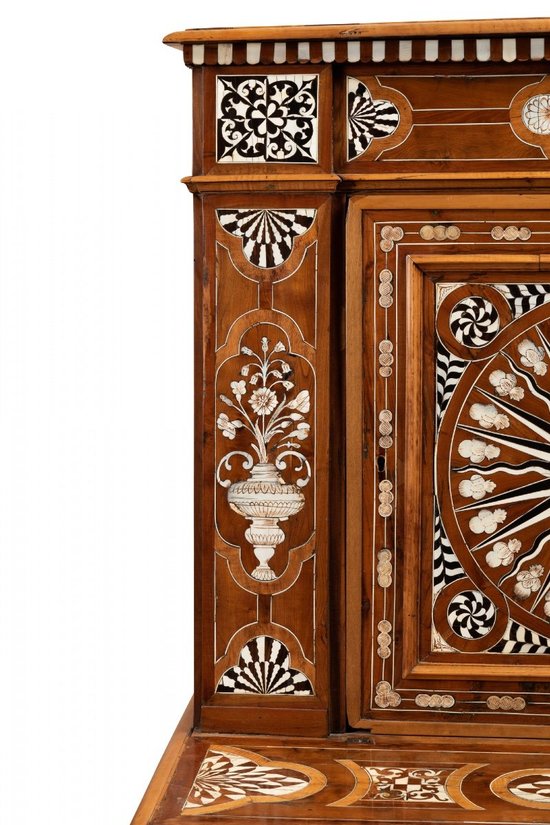 Kneeler Or Kneeler In Walnut. Italy, 17th Century