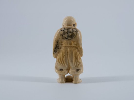 Okimono piccolo in avorio, XIX secolo