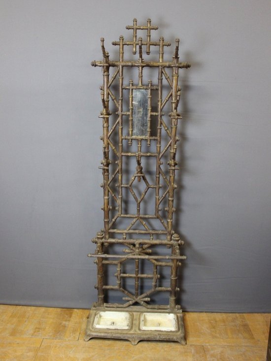 Mantelhalter aus Gusseisen mit Bambusimitation Um 1900