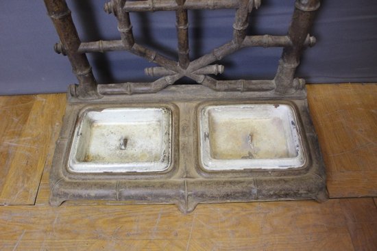 Mantelhalter aus Gusseisen mit Bambusimitation Um 1900