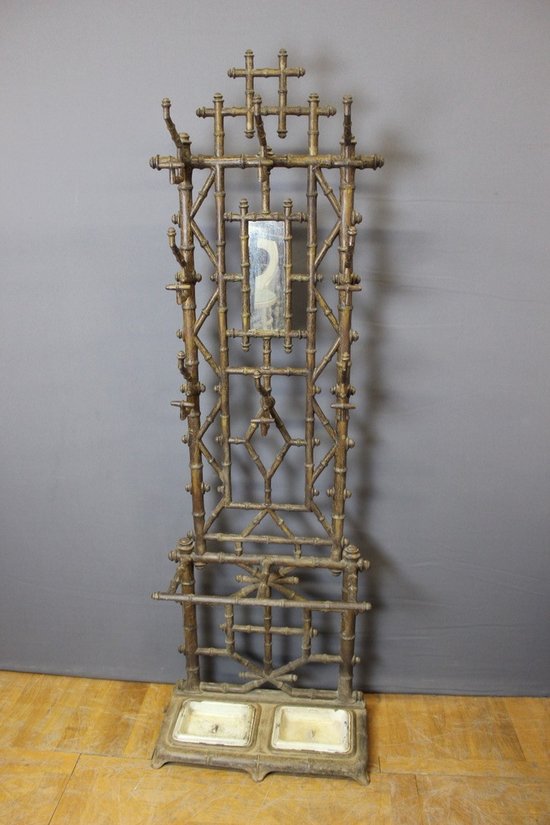 Mantelhalter aus Gusseisen mit Bambusimitation Um 1900