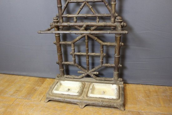 Mantelhalter aus Gusseisen mit Bambusimitation Um 1900