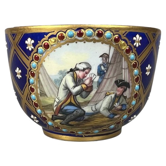 Une belle coupe ornée de bijoux de style Sèvres, peinte de scènes militaires et de trophées.