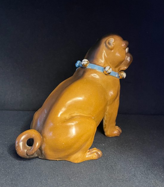 Pössneck (Conta & Boehme): Chien Carlin en porcelaine de Saxe