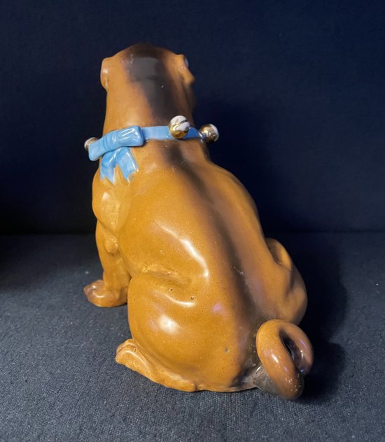 Pössneck (Conta & Boehme): Chien Carlin en porcelaine de Saxe
