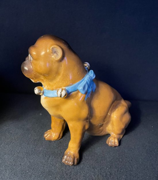 Pössneck (Conta & Boehme): Chien Carlin en porcelaine de Saxe
