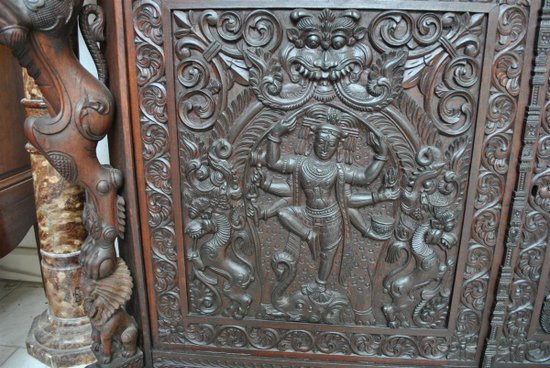 Armadio indiano del XIX secolo molto riccamente intagliato