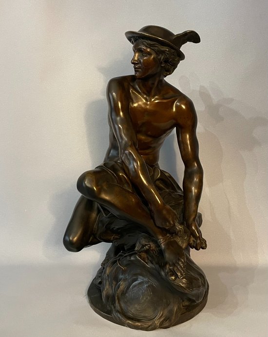 Sculpture en bronze"Mercure attachant ses talonnières". J-B Pigalle. (Hermès).