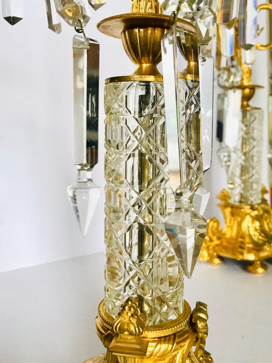 Coppia di candelieri candelabri in bronzo dorato e cristallo XIX