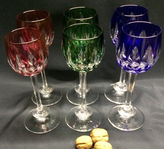 6 farbige Gläser mit Baccarat-Markierung