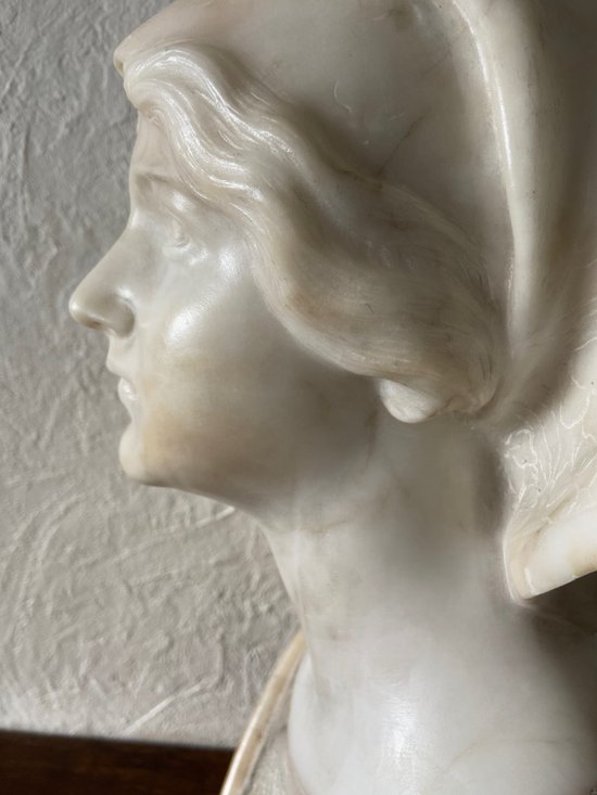 Busto di giovane donna